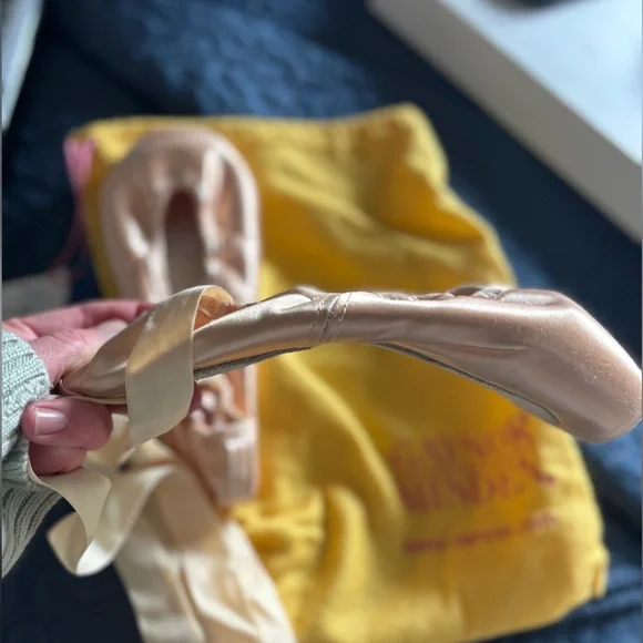 Used Gaynor Minden and Ariel Pink Pointe Shoes - Picture 2 of 11